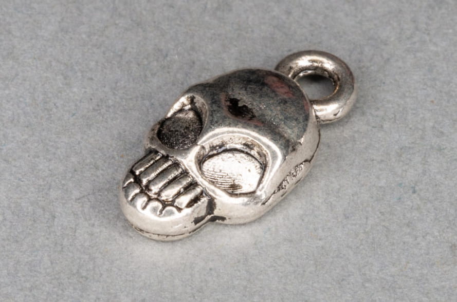 How to Wear a Skull Charm: A Unique Addition to Any Outfit